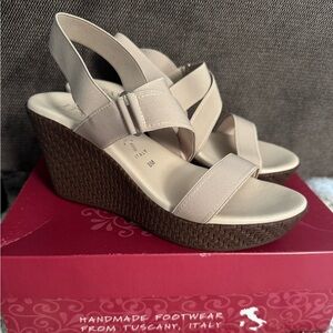 Italian Shoemakers Women Wedges Taupe size 8